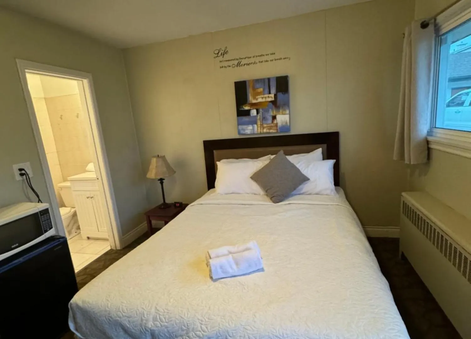 Hotel Confessions Inn The Rain Niagara Falls Canada